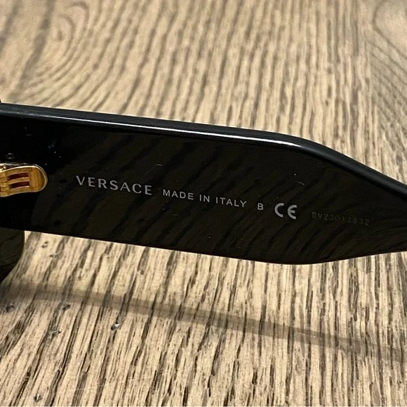Versace Black Frame Square Gold Logo Sunglasses Model 4377 Men’s & Women’s NEW - Picture 6 of 10